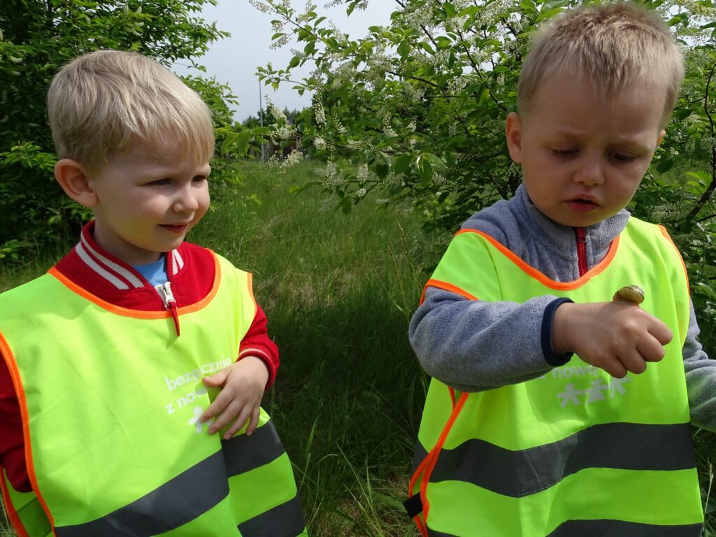 Chłopiec pokazuje ślimaka