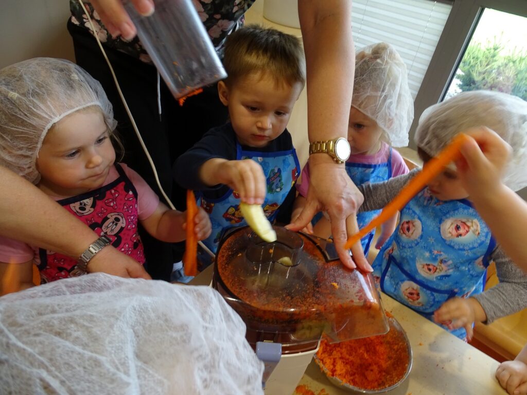 Chłopiec wkłada jabłko