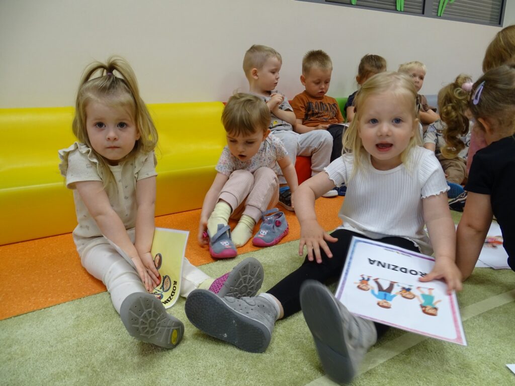 Dziewczynki oglądają karty pracy