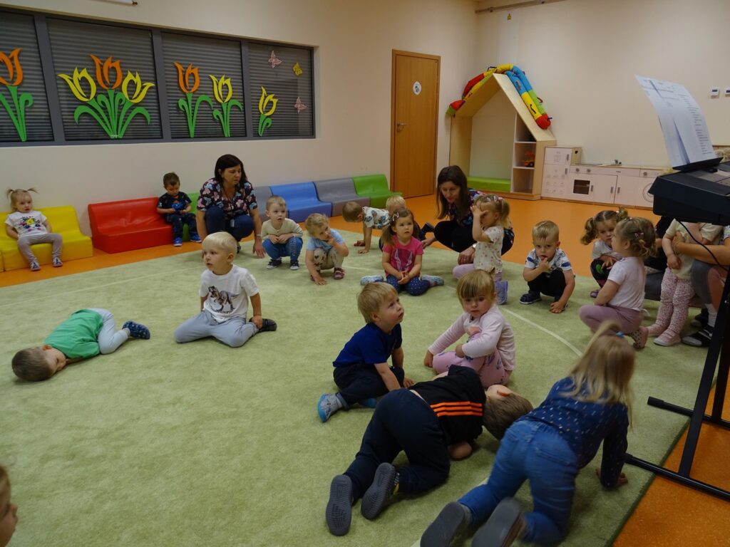 Wszyscy siedzą na dywanie
