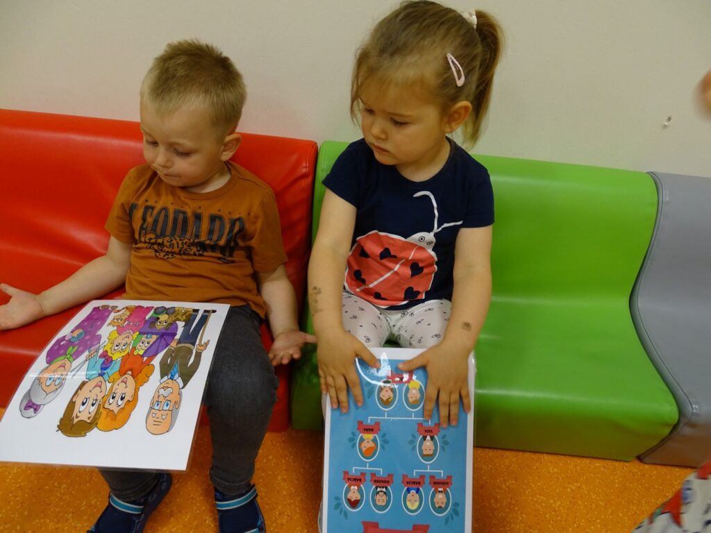 Chłopczyk i dziewczynka z kartami pracy