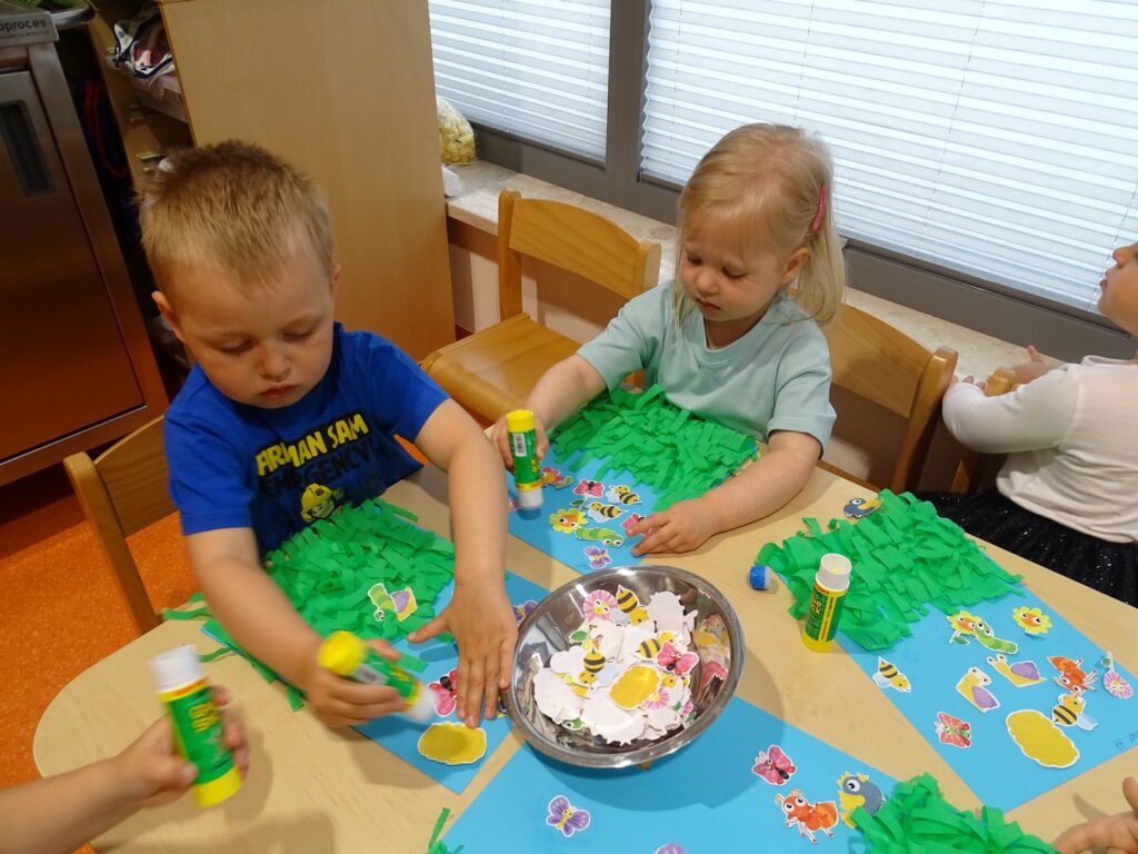 Dzieci pracują z klejem