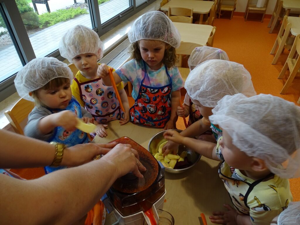 Dzieci robią sok przy stoliku