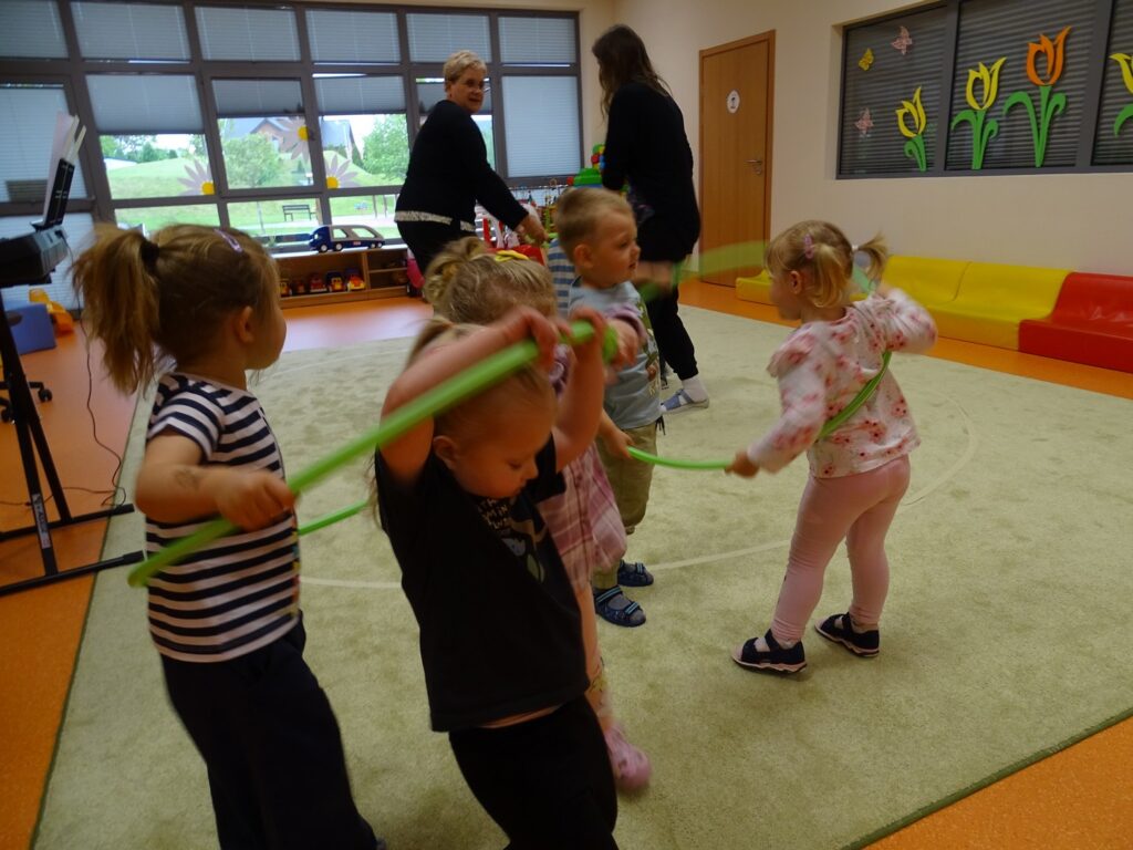 Taniec z kółkami hula-hop
