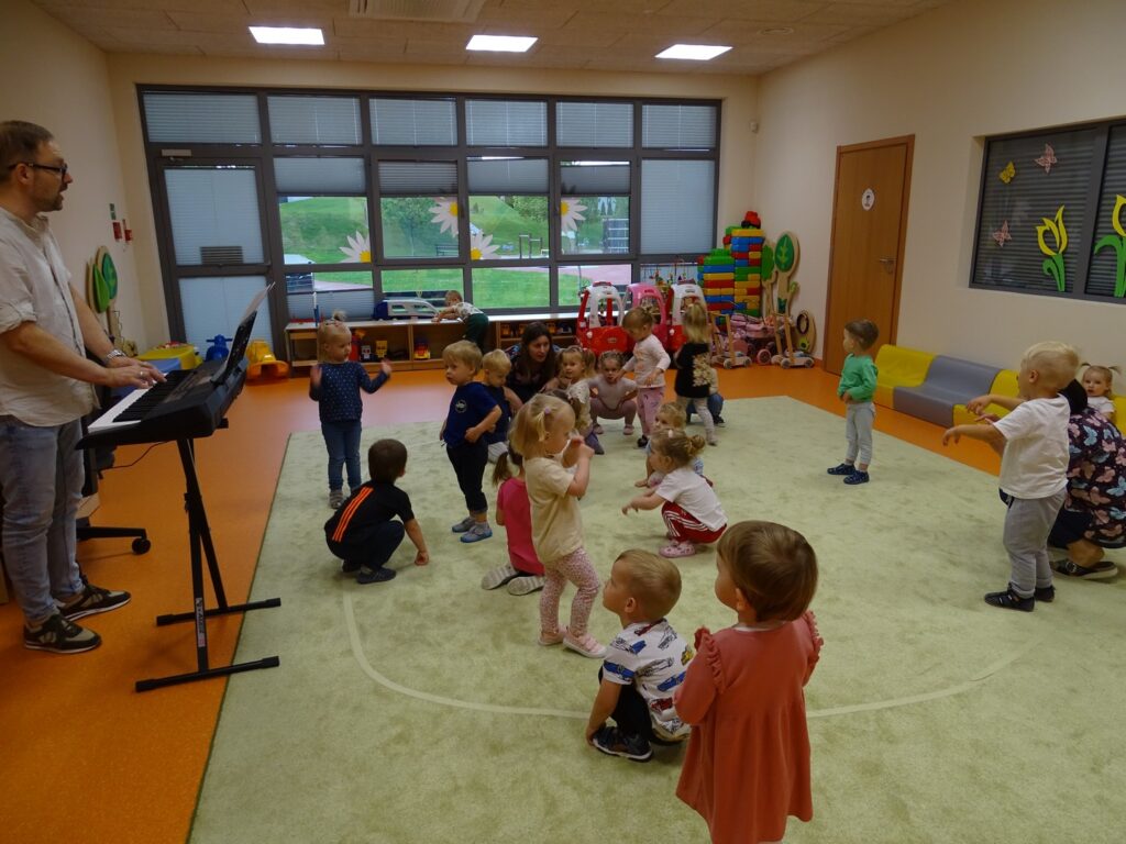 Wesoła rytmika na dywanie
