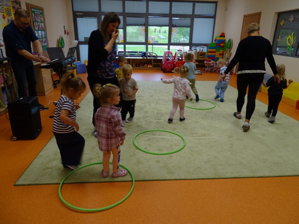 Dzieci tańcząc szukają wolnych kółek