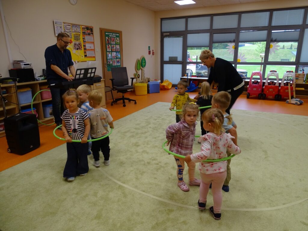 Dzieci stoją w hula-hopach