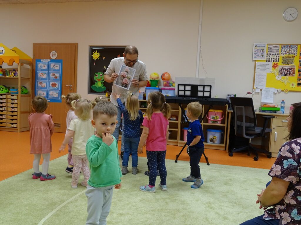Dzieci oglądają obrazek róż