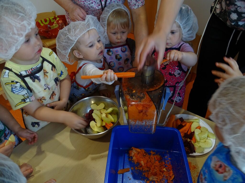 Dziewczynka trzyma marchewkę