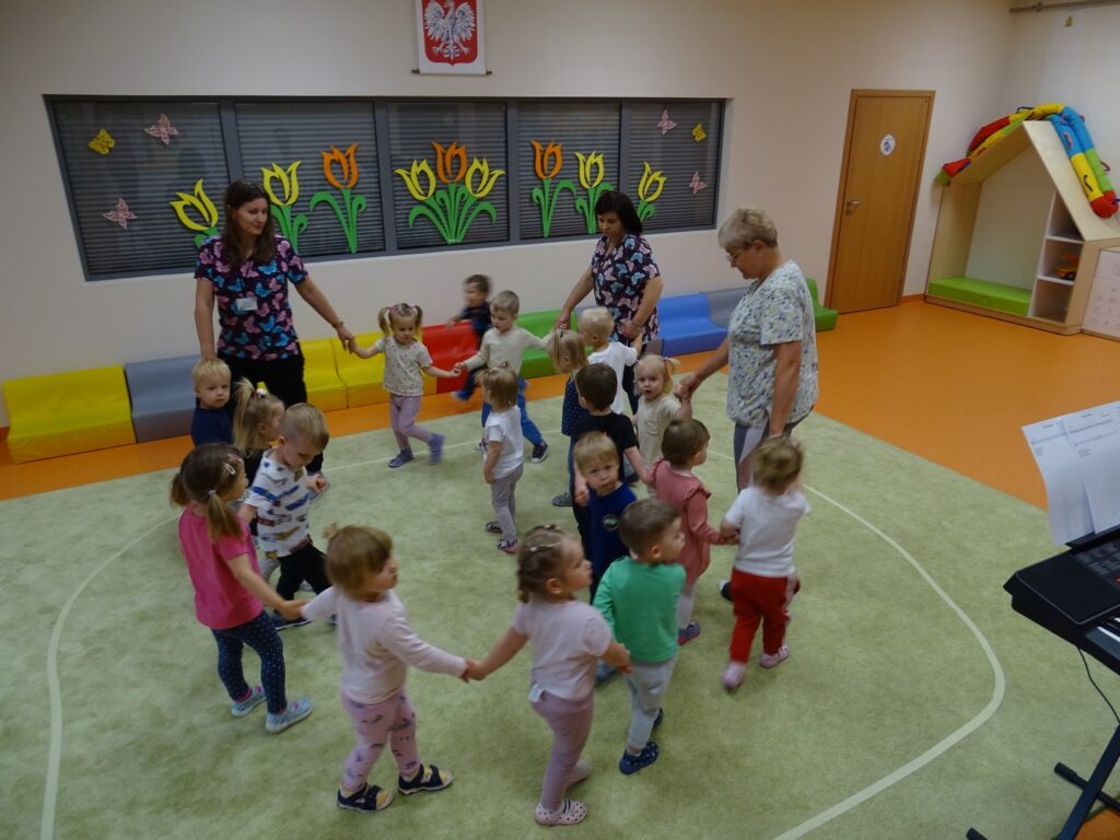 Dzieci tańczą w kółeczku