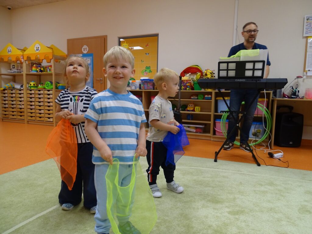 Dzieci z kolorowymi chusteczkami