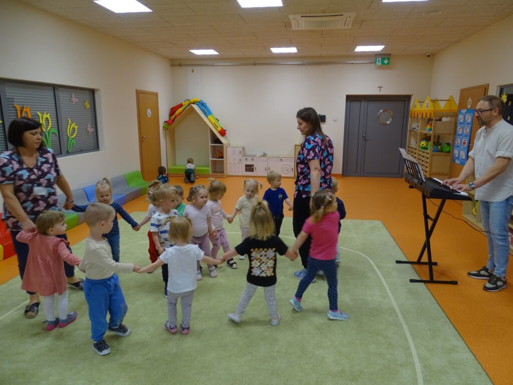 Pan Arek gra a dzieci tańczą