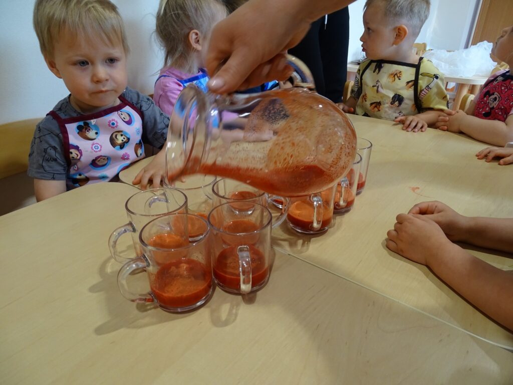 Opiekun nalewa sok do szklanek