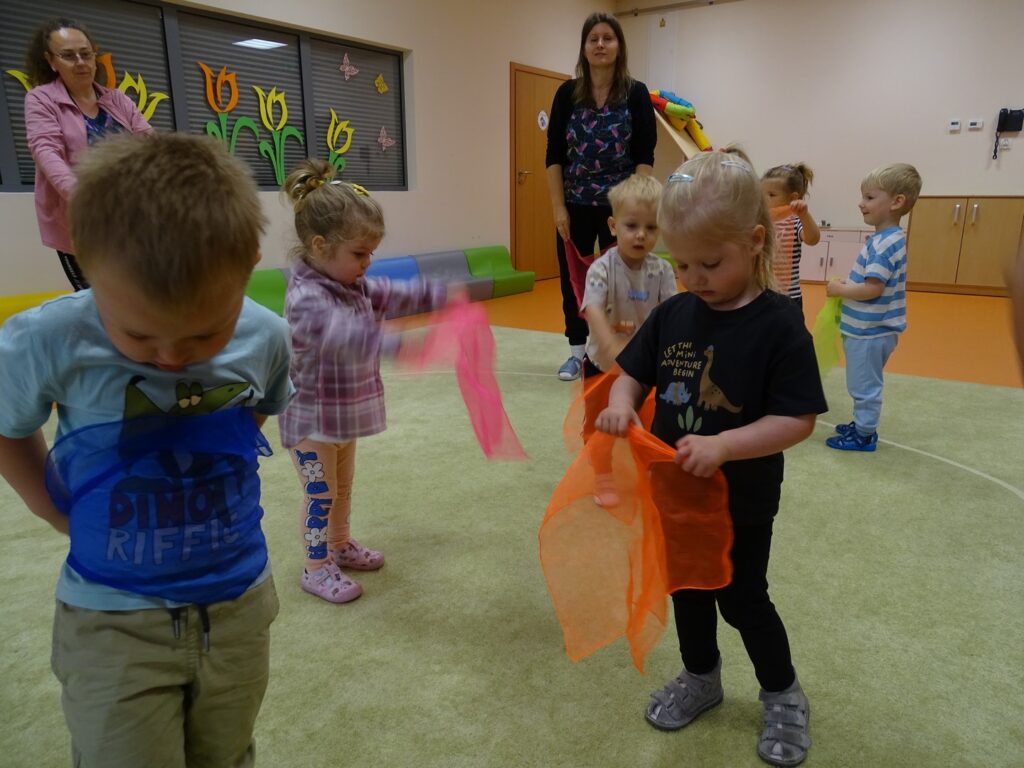 Dziewczynka z pomarańczową chusteczką