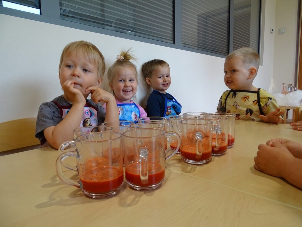 Sok w szklankach na stole