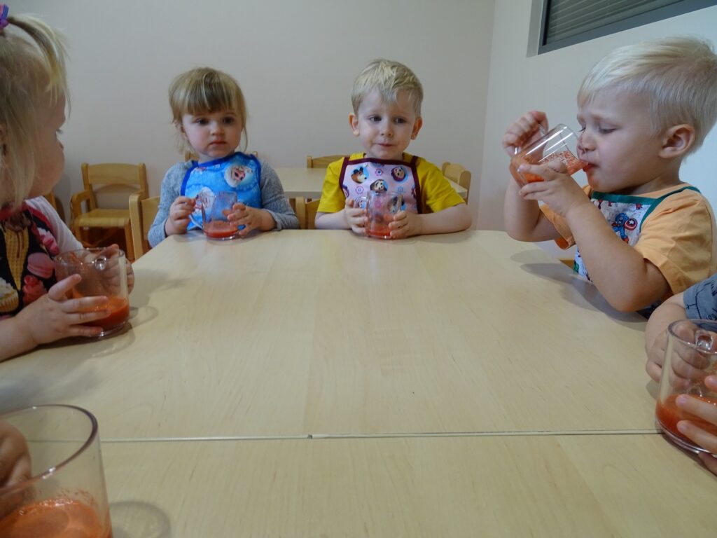 Dzieci piją sok