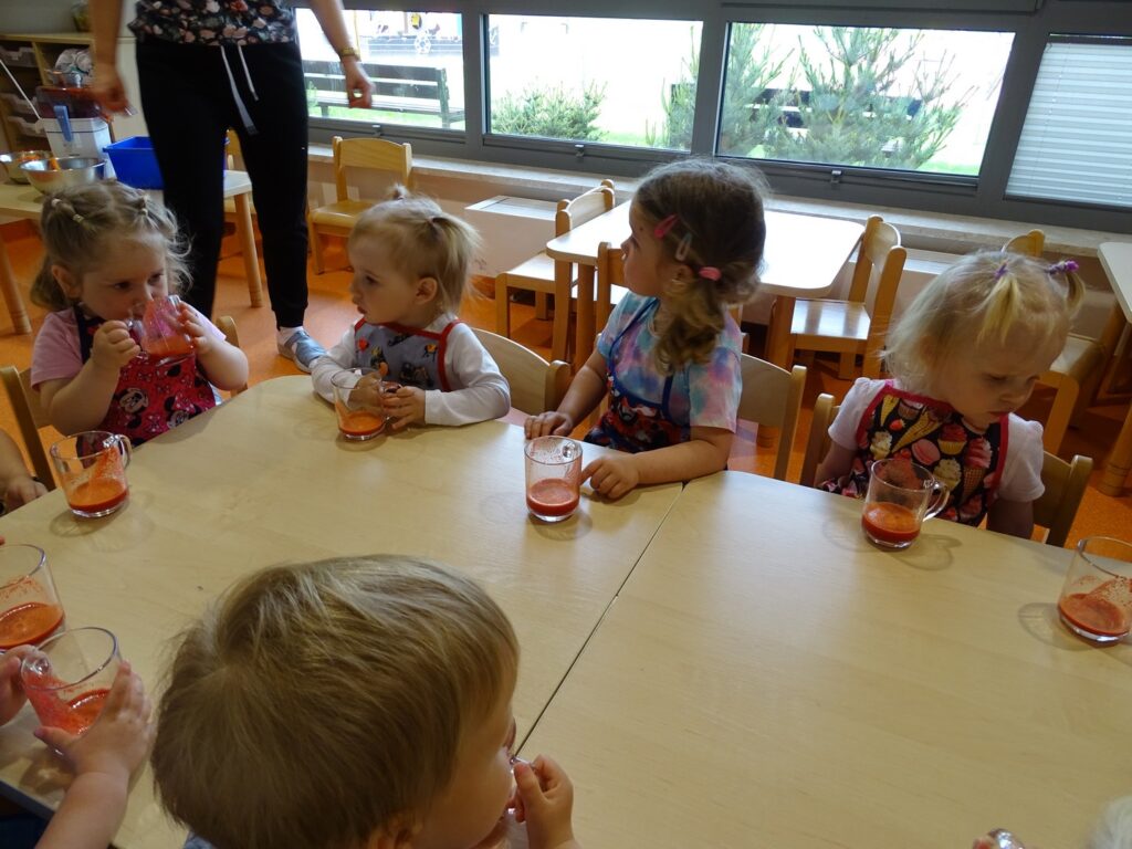 Dzieci piją sok przy stole