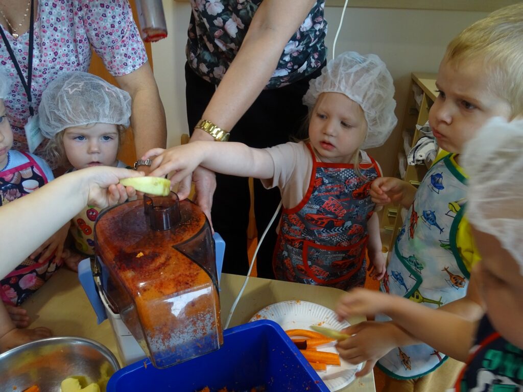 Dziewczynka wrzuca jabłko