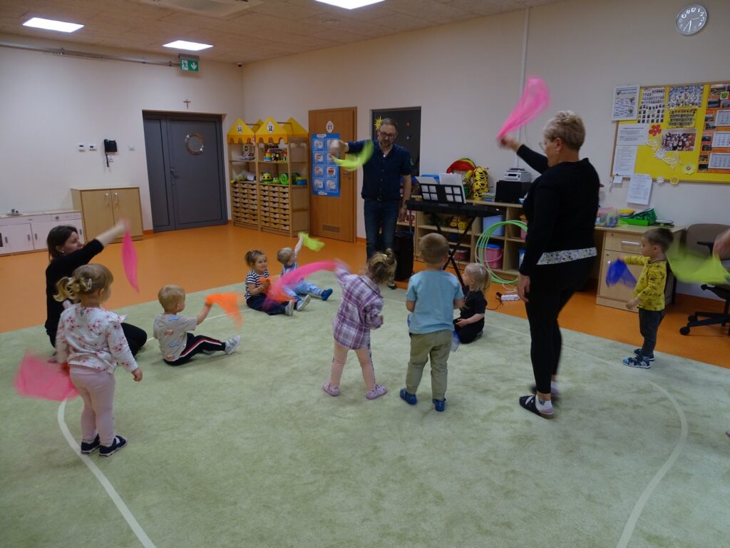 Dzieci machają chusteczkami Panu Arkowi