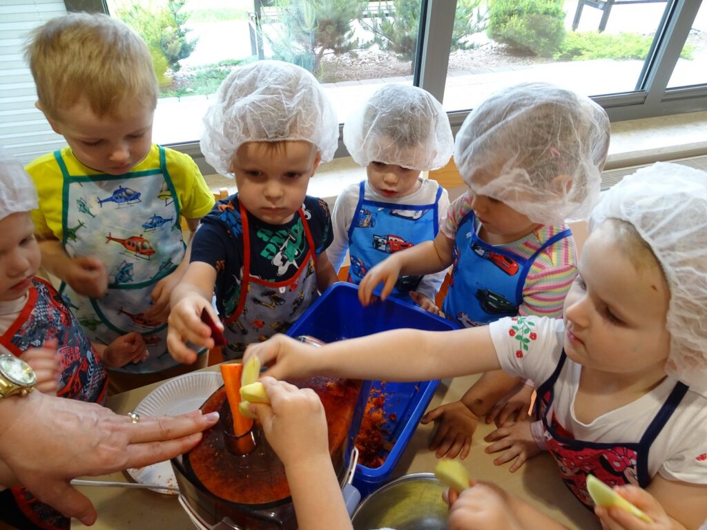 Dzieci wrzucają owoce