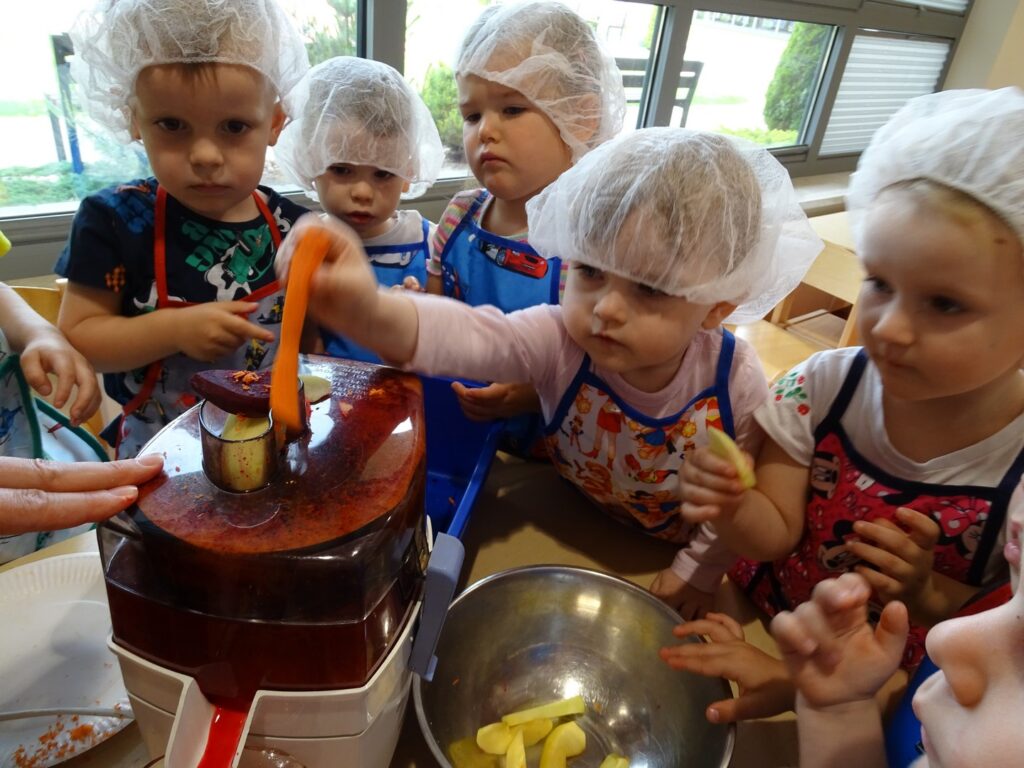 Dziewczynka wkłada marchewkę