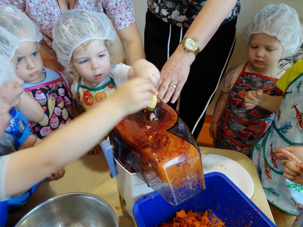 Dzieci i sokowirówka