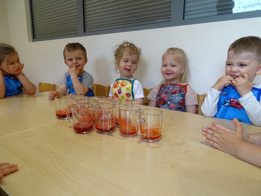 Dziewczynki uśmiechają się