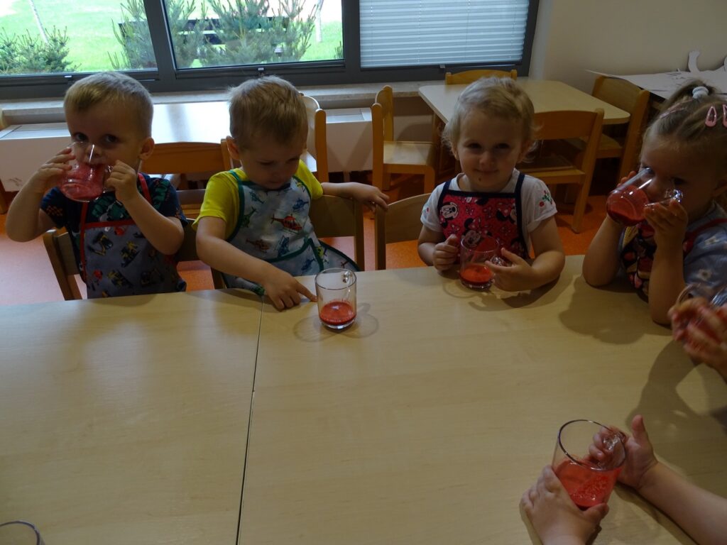 Dzieci piją sok