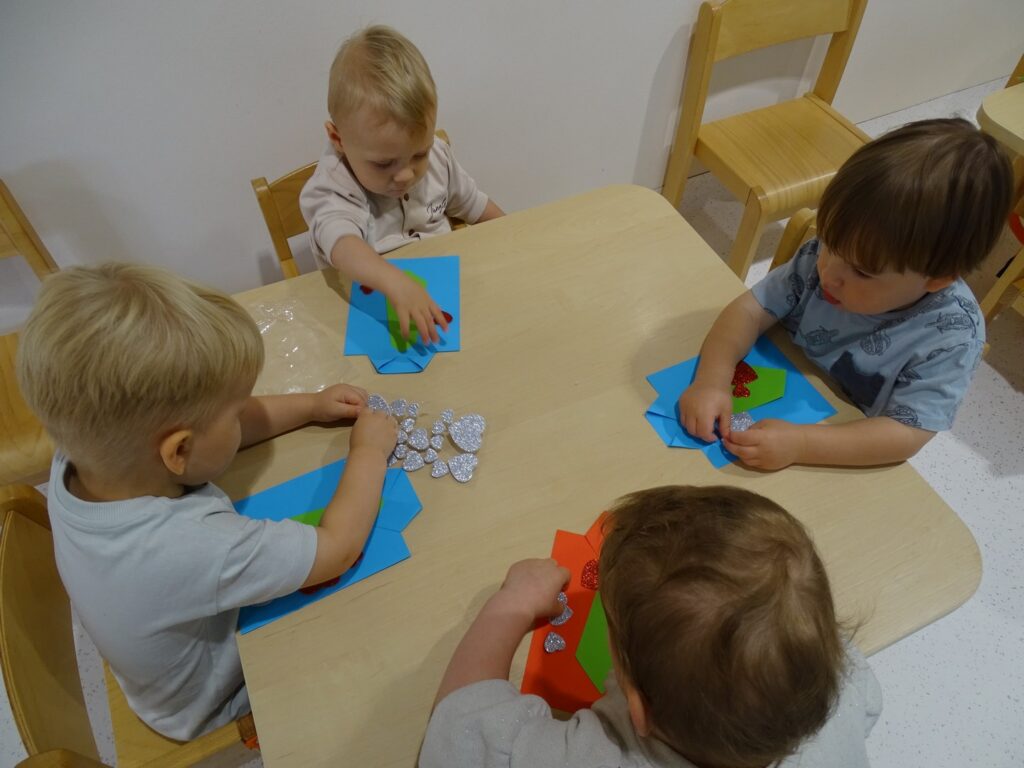 Chłopczyk odkleja serduszka