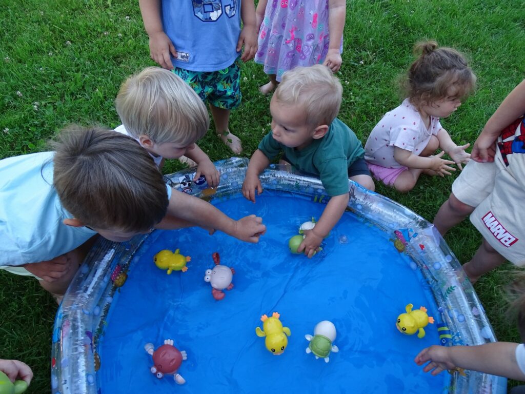 Dzieci puszczają zwierzątka w wodzie