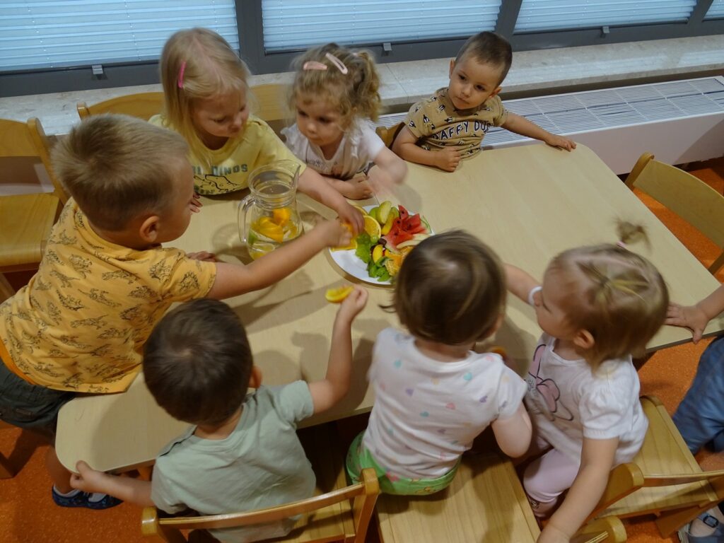 Dzieci wrzucają owoce do dzbanka