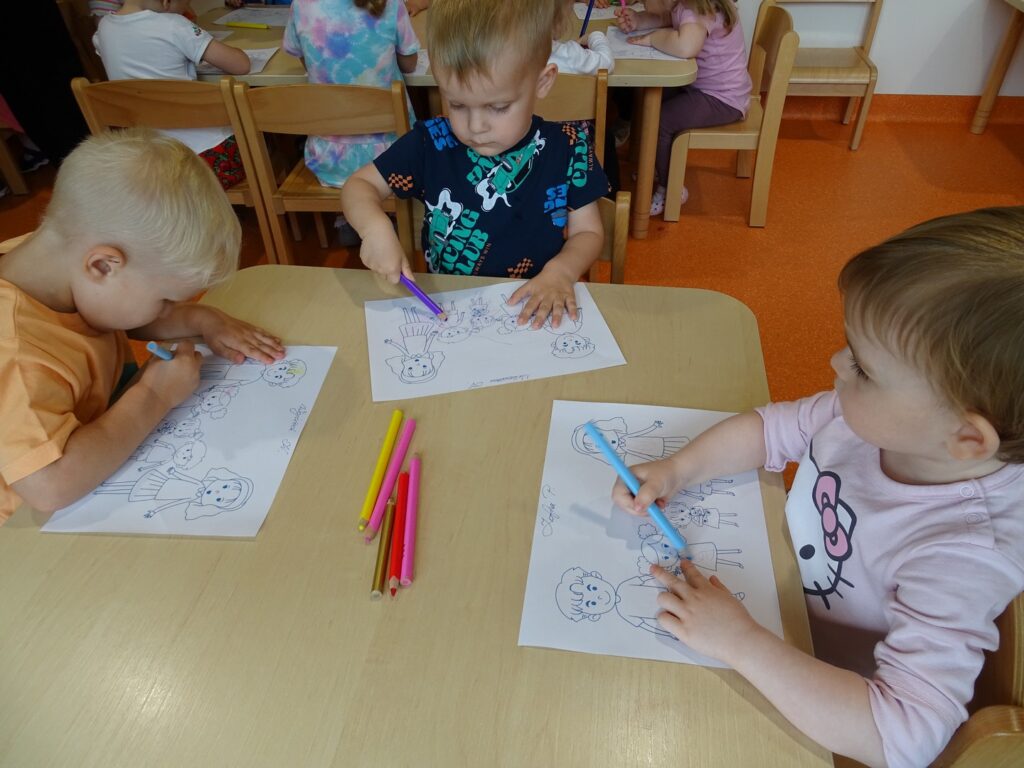 Dzieci wykonują swoje prace plastyczne