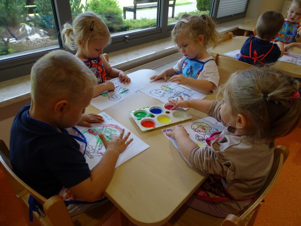 Praca plastyczna z farbami