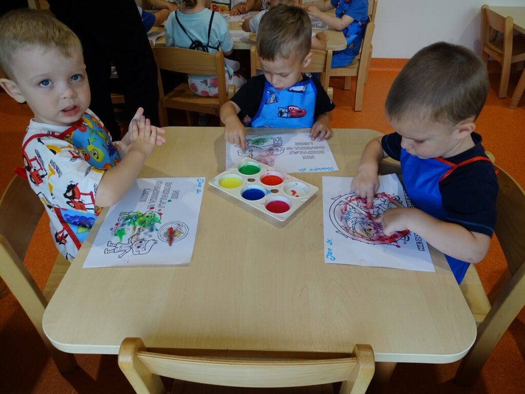 Chłopcy malują paluszkami