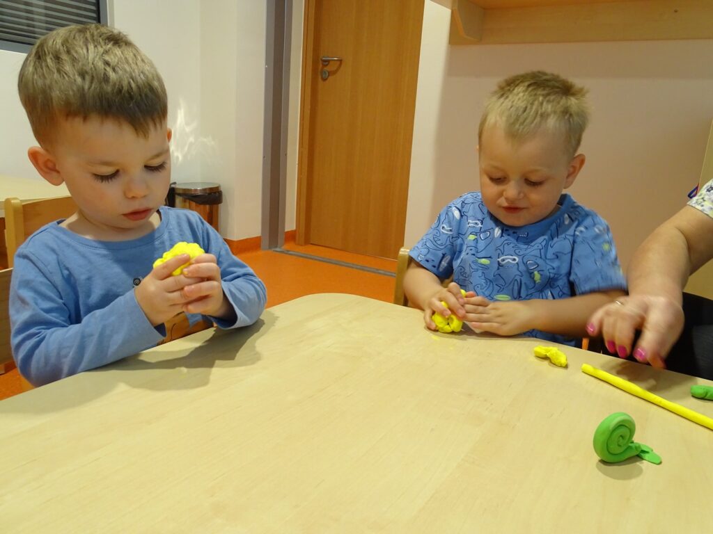 Chłopcy pracują z plasteliną