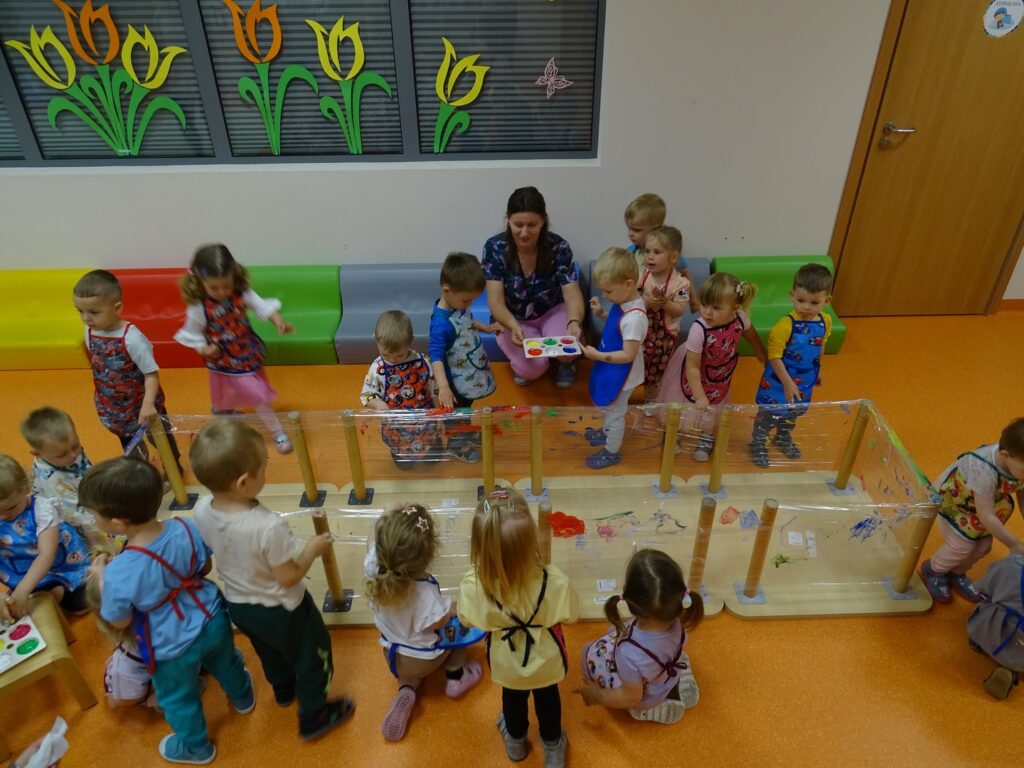 Dzieci malują paluszkami