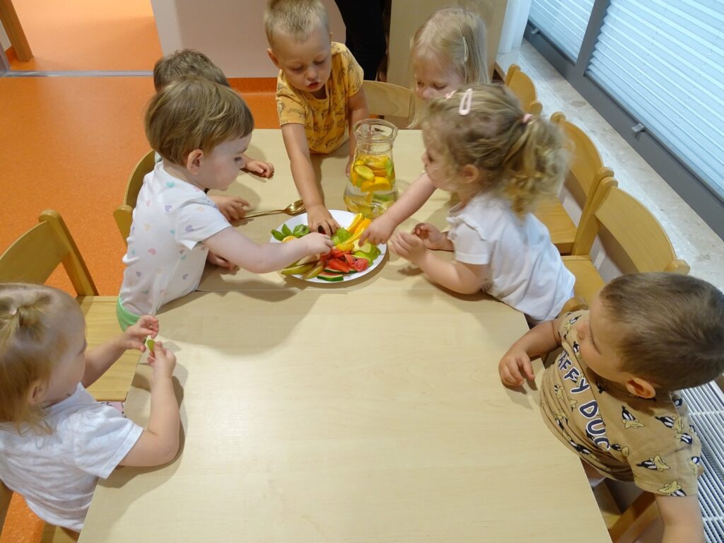 Dzieci robią lemoniadę