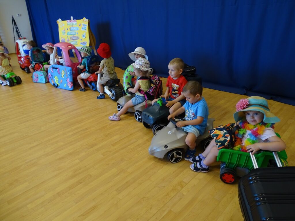 Dzieci siedzą na pojazdach