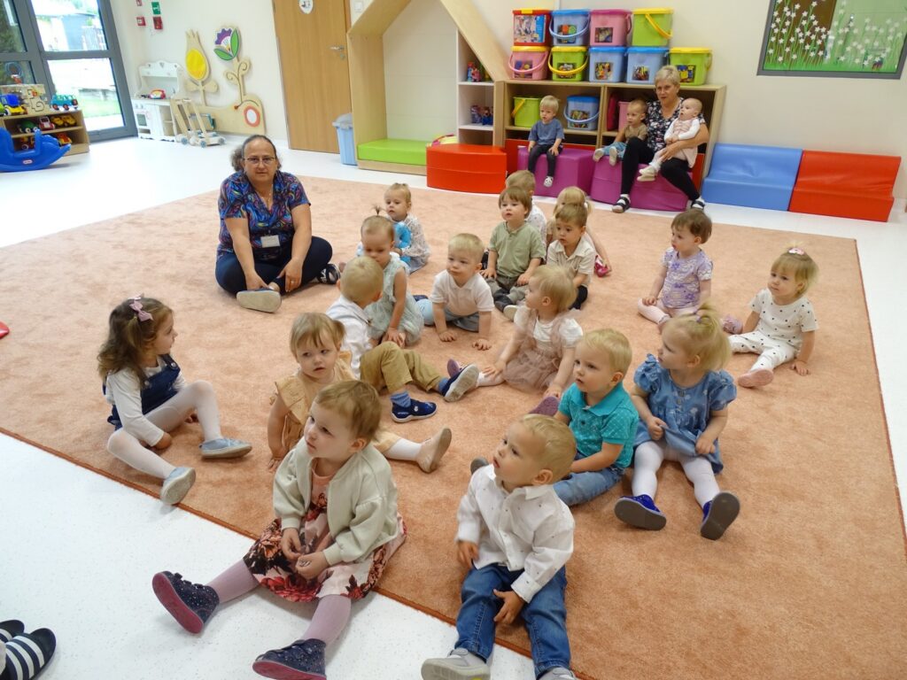 Dzieci słuchają z zainteresowaniem