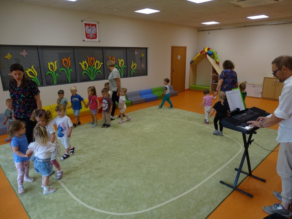 Dzieci tańczą na dywanie