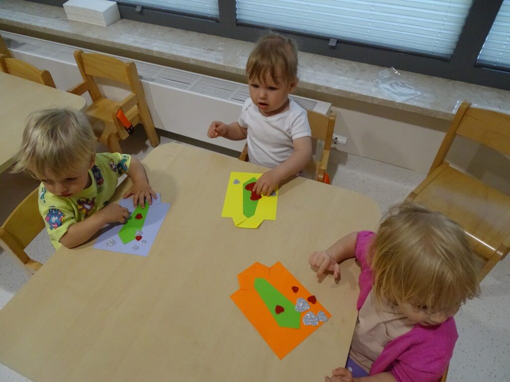 Dziewczynka nakleja serduszka