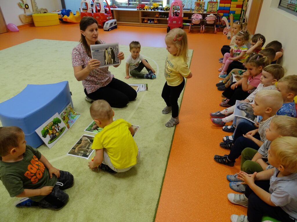 Opiekun przeprowadza zajęcia