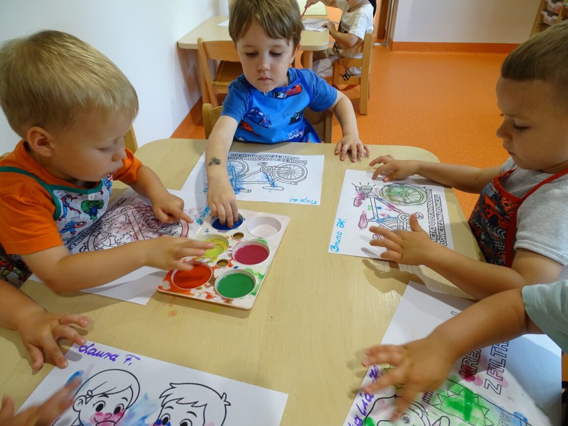 Chłopcy i kolorowe farby