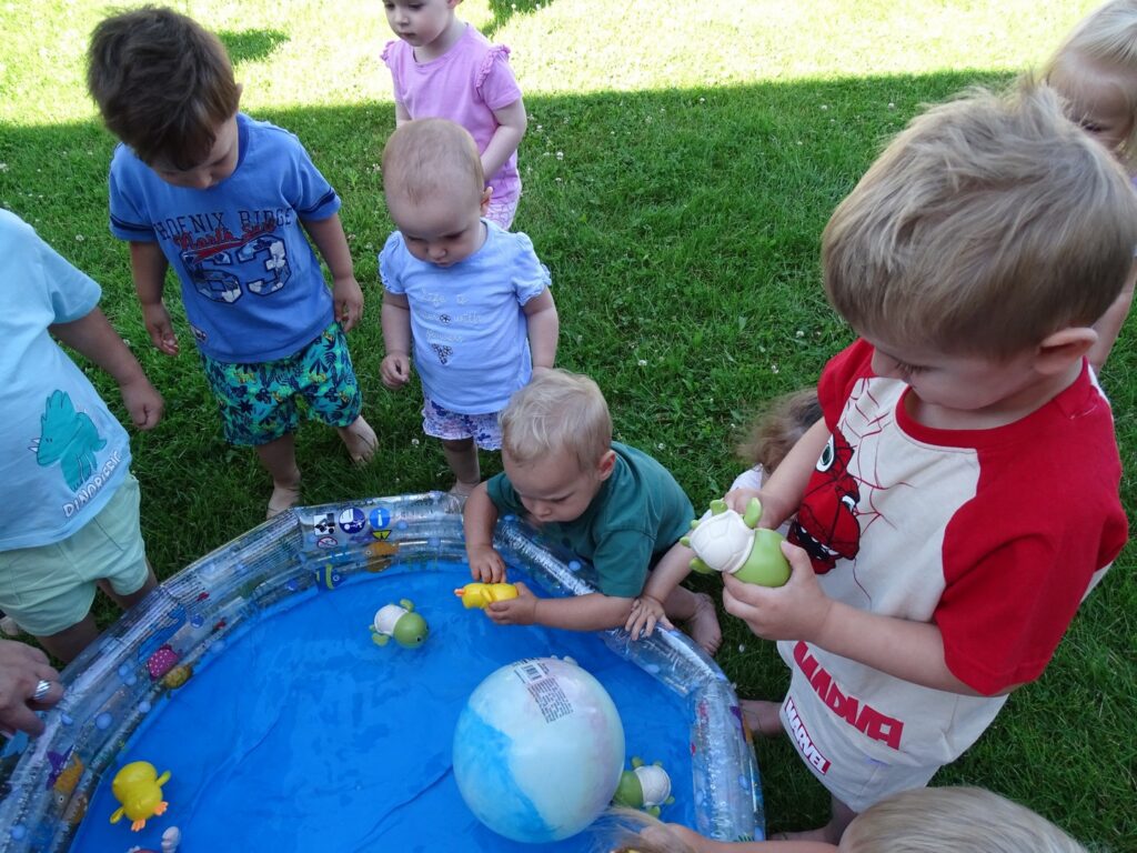 Chłopczyk nakręca żółwia