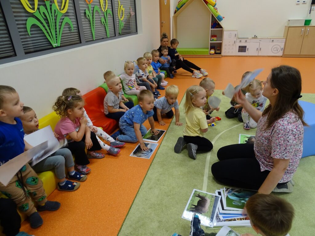 Dzieci oglądają karty pracy