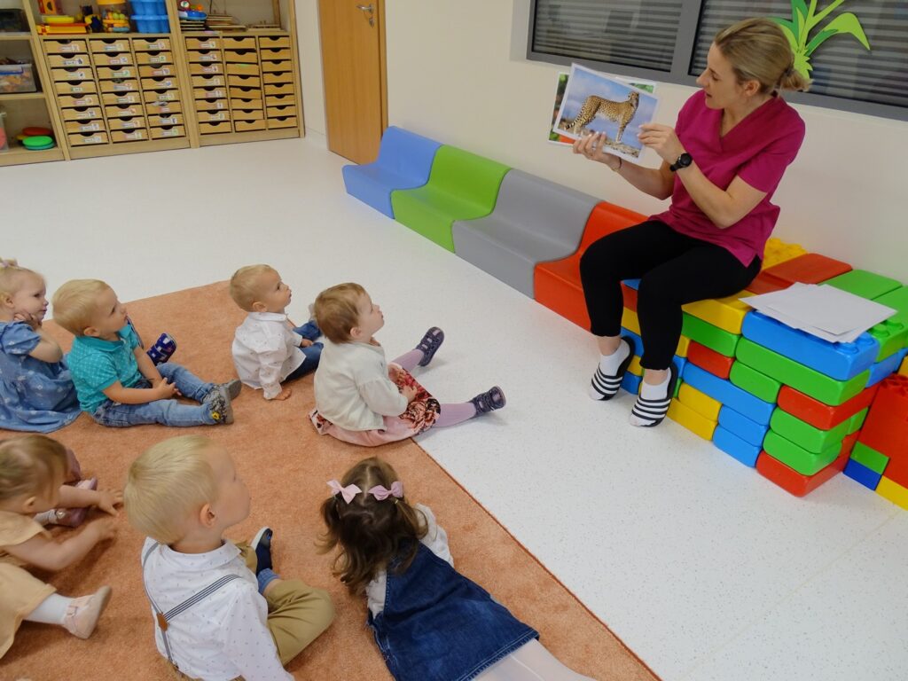 Dzieci oglądają zdjęcia zwierzątek