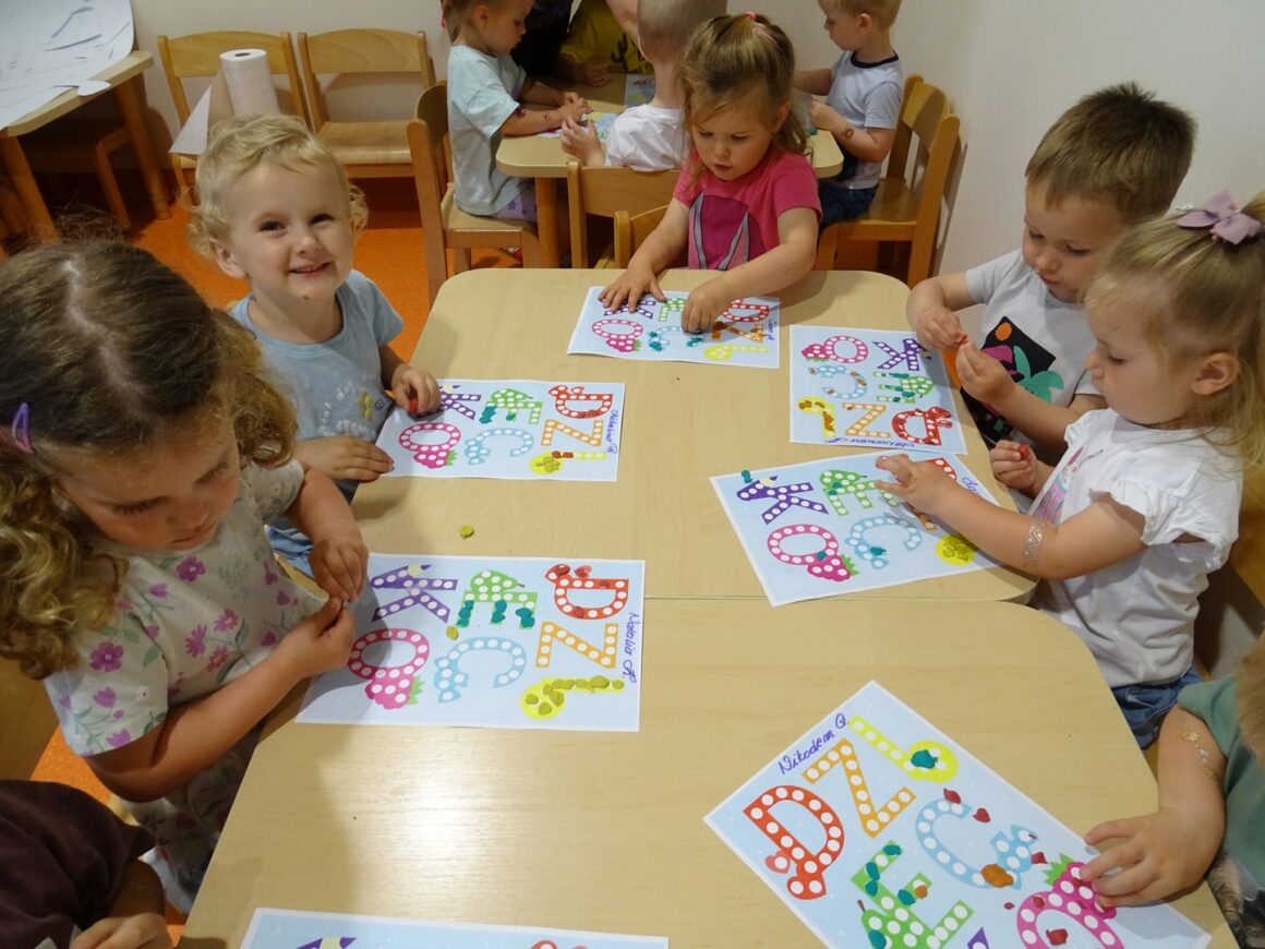 Dzieci wykonują pracę plastyczną