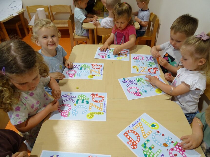 Dzieci wykonują pracę plastyczną