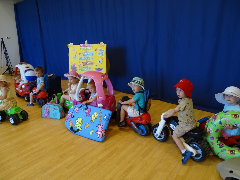 Dzieci z wakacyjnymi atrybutami