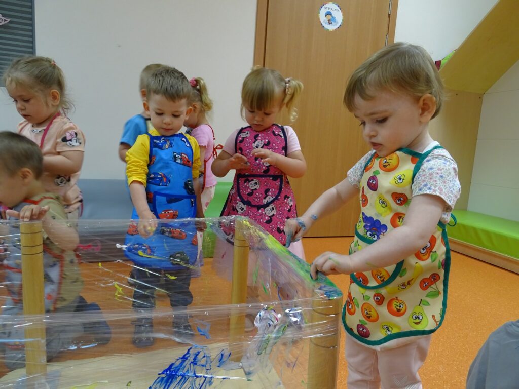 Dziewczynka maluje na folii